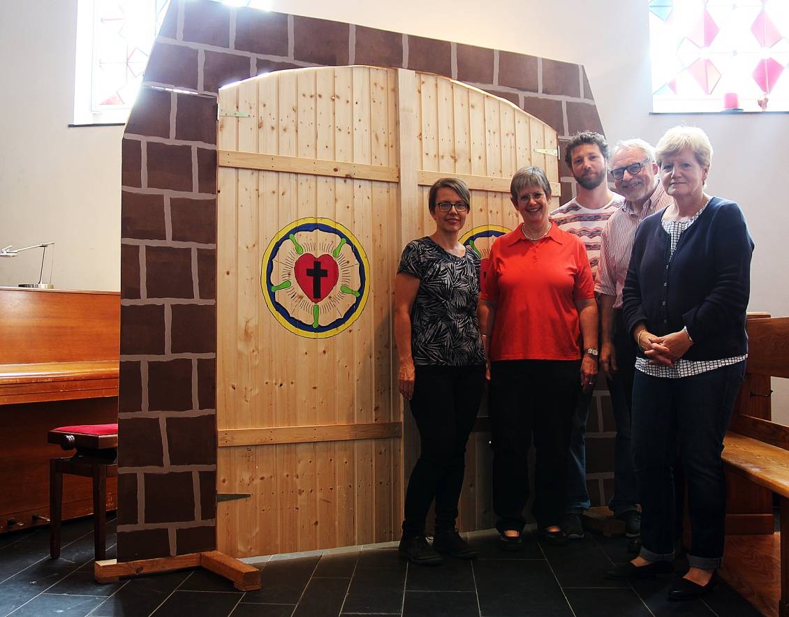 Petra Remberg, Beate Rosenbaum-Kolrep, Simon Bartel, Peter Jöckel und Ingrid Dyballa (vl) vor der nachgebauten Kirchentür, an der die Thesen, der Kinder, Jugendlichen und Älteren angeschlagen werden sollen. 