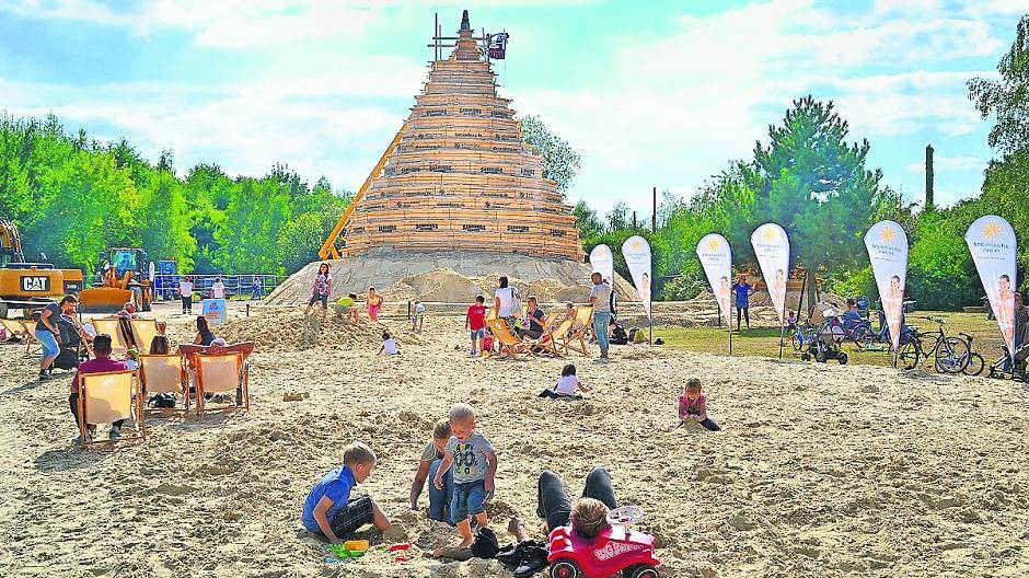  Nicht nur Kinder haben Spaß beim Sandburgerbauen: Der nächste Weltrekordversuch startet am 8. August 2017 wieder im Landschaftspark Duisburg-Nord. 