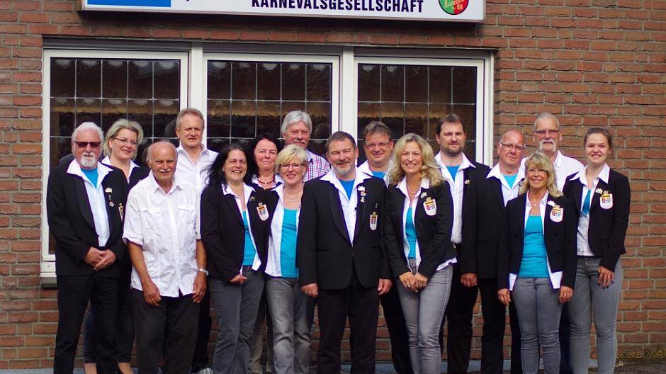 Im Bild, hinten von links: Melanie Rupar (Pagin), Joachim Fenger (Geschäftsführer KGK), Diana Klappan (Pagin), Hans Kitzhofer (Präsident KGK), Ralf Mitschke (Minister), Pascal Krumpen (Minister), Dietmar vom Knappen (Fahrer), Karl Heinz Ranft (Prinzenführer), Annika Sölle (Tanzmariechen); Vorne von links: Rudi Klar (Standarte), Manfred Dürig (Pressesprecher KGK), Silke Krumpen (Hofdame), Elke Wagner (Hofdame), Prinz Nobbi I., Prinzessin Tina I. und Kersten Schiwek (Hofdame).