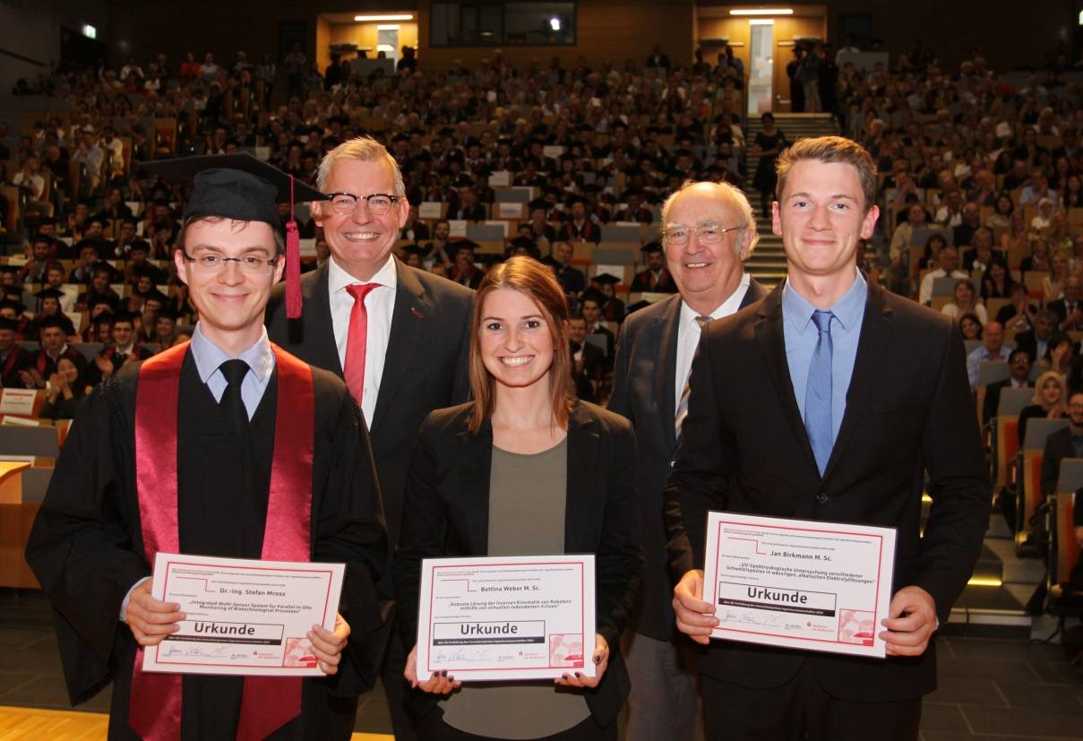 Dr. Stefan Mross, Bettina Weber und Jan Birkmann (vorne v.l.n.r.) halten ihre Urkunden in Händen. Die Ingenieure freuen sich über die Innovationspreise Ingenieurwissenschaften der Sparkasse am Niederrhein. Bernd Zibell (l.) hielt im großen Hörsaal der Universität Duisburg-Essen die Laudatio, Dr. Klaus-G. Fischer vom Förderverein Ingenieurwissenschaften gratulierte herzlich.