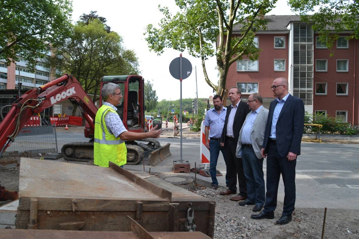Thomas Teschers, Bauleiter Wirtschaftsbetriebe, berichtet der Verwaltung bei einem „Vor Ort“-Termin über den Baufortschritt an der Friedrich-Ebert-Straße in Rheinhausen. Ihm hören zu (vl): Dietmar Schmitz, Projektsteuerer vom Amt für Stadtentwicklung, Baudezernent Carsten Tum, Bezirksmanager Jürgen Konkol und Oberbürgermeister Sören Link.