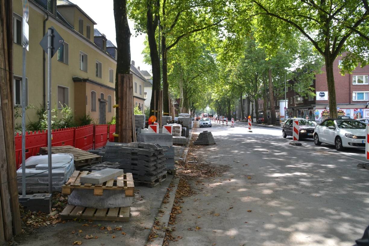 Die Baustelle der Friedrich-Ebert-Straße wandert sukzessive weiter. Hier ein Bild aus Blickrichtung Moerser Straße.