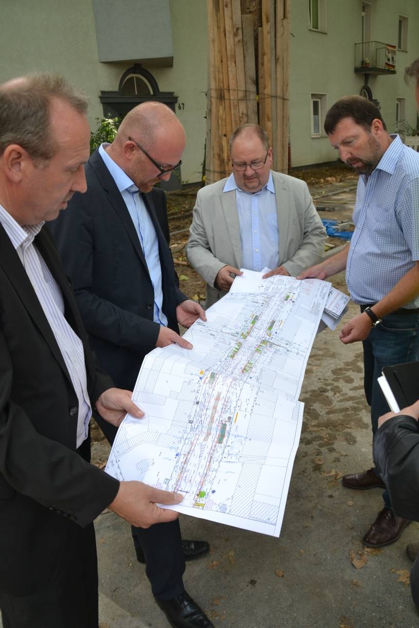  Anhand von Plänen wird der Umbau der Friedrich-Ebert-Straße erläutert. 