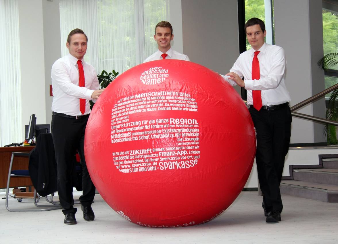 Sparkasse am Niederrhein freut sich aufs MAP-Festival in Rheinberg: Der rote Party-Ball ist bereit