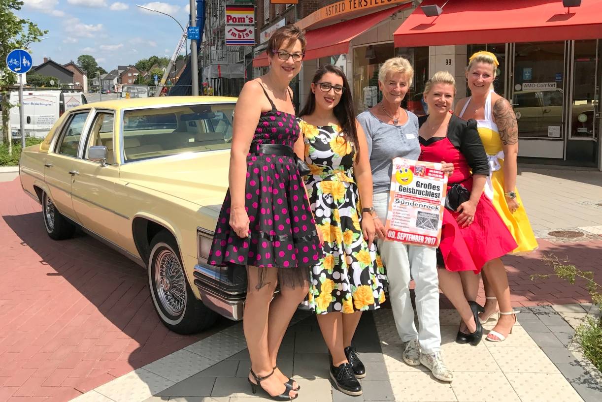 Die Vorfreude ist riesig: Christine Utermöhlen (m.) von der Werbegemeinschaft Kamp-Lintfort und die Rockabellas freuen sich auf ein rockiges Ortsteilfest für die ganze Familie.