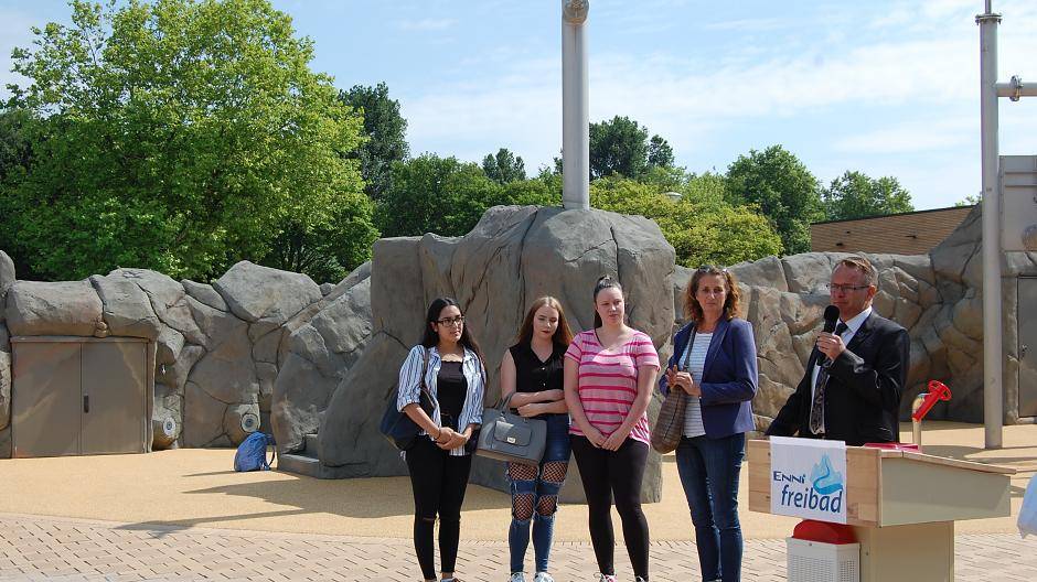 Dirk Hohensträter dankt Schülerinnen der Geschwister-Scholl-Gesamtschule. Sie haben im...