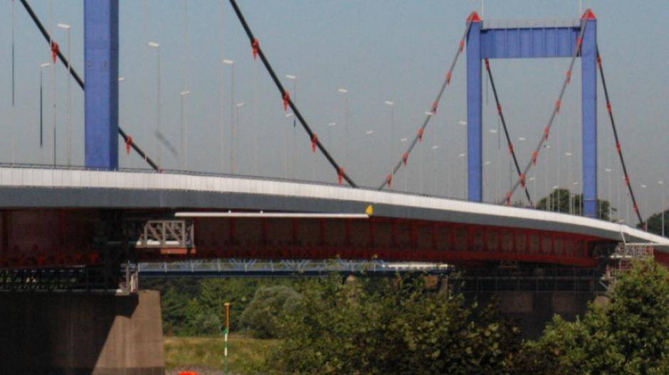 Auf dieser Ausschnittsvergrößerung eines Archivfotos der Friedrich-Ebert-Brücke von 2003 ist in Gelb einer der Radarreflektoren zu erkennen.