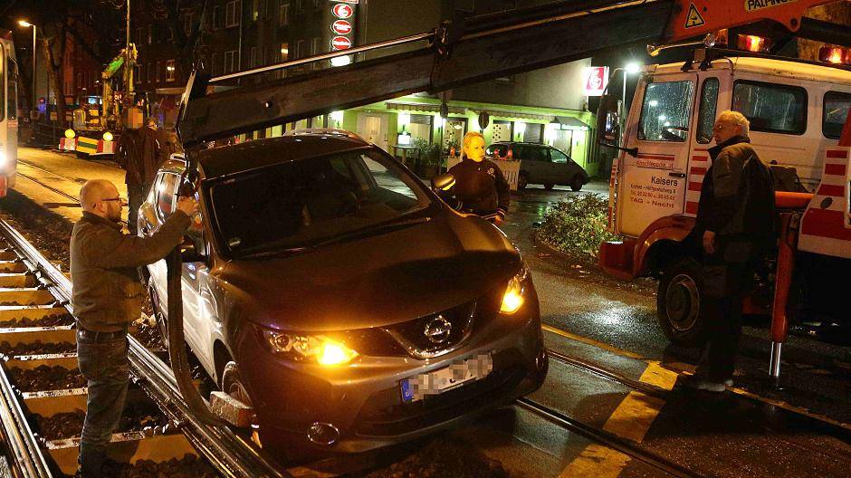 Alleine kam der PKW nicht mehr aus dem Gleisbett