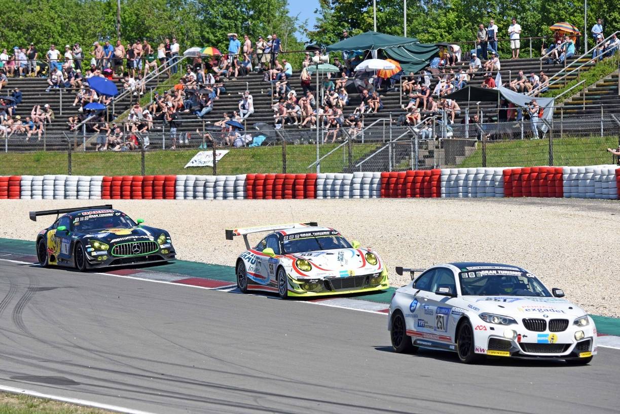  Bereits nach wenigen Runden gab es erste Überrundungen der niedrigeren Leistungsklassen. Hier machen Porsche und Mercedes (Haribo) der höchsten Leistungsklasse (SP9) Jagd auf einen BMW. 