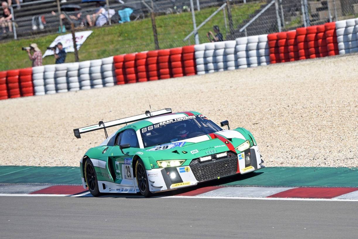 Der Audi R8 LMS vom Audi Sport Team Land lag nach einem nervenaufreibenden Finnisch vorne und holte sich den Gesamtsieg beim 24h-Rennen 2017 am Nürburgring.