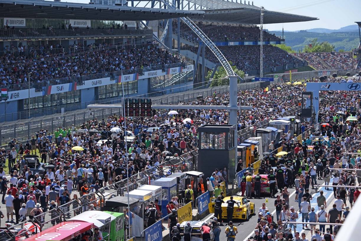 Beim Grid-Walk zur Startaufstellung herrschte wieder Gedränge auf der Start- und Zielgeraden. Tausende Motorsportfans nutzen die Gelegenheit Fahrer und Fahrzeuge aus nächster Nähe zu erleben.