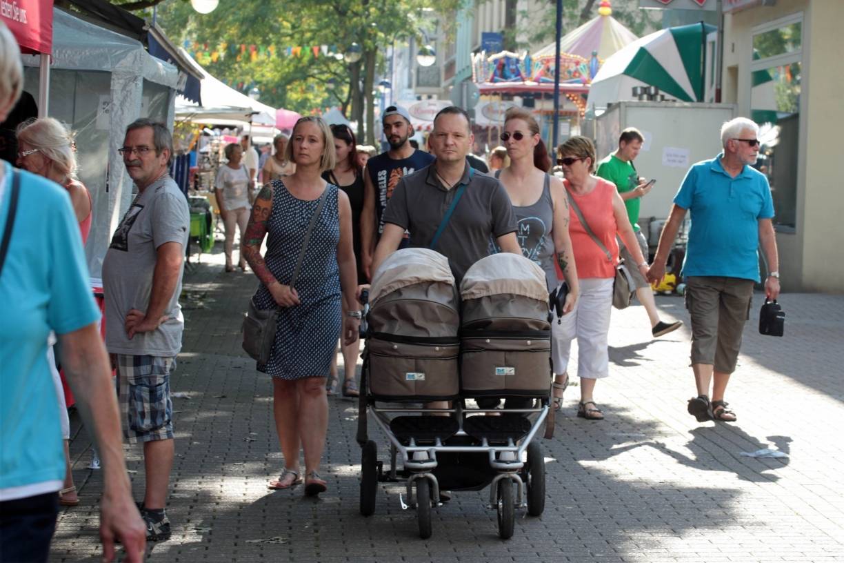 Die Augustastraße wird zum Brunnenfest wieder zur Flaniermeile. Ebenso werden auf dem Bismarckplatz und dem Fakir-Baykurt-Platz Bühnen ein abwechslungsreiches Programm bieten.