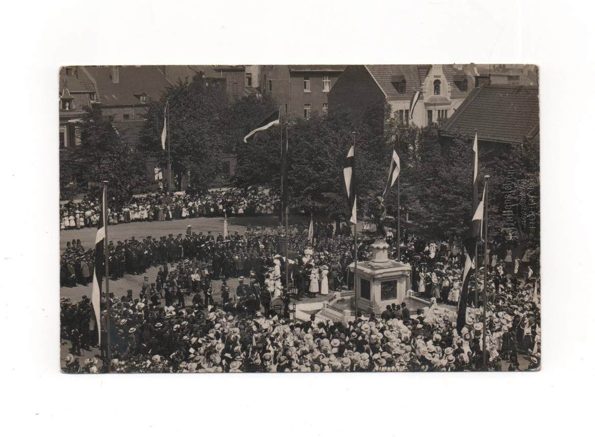 Am 16. Juni 1913 wurde der ursprüngliche Marktbrunnen auf dem Bismarckplatz in Homberg eingeweiht. Nachdem im Zweiten Weltkrieg die bronzene Statue für Rüstungszwecke eingeschmolzen wurde, verschwand auch der Rest des Brunnens im Jahr 1955. Erst durch den Einsatz des Freundeskreises Historisches Homberg konnte er rekonstruiert und 1990 an der heutigen Stelle auf dem Bismarckplatz wieder aufgestellt werden.