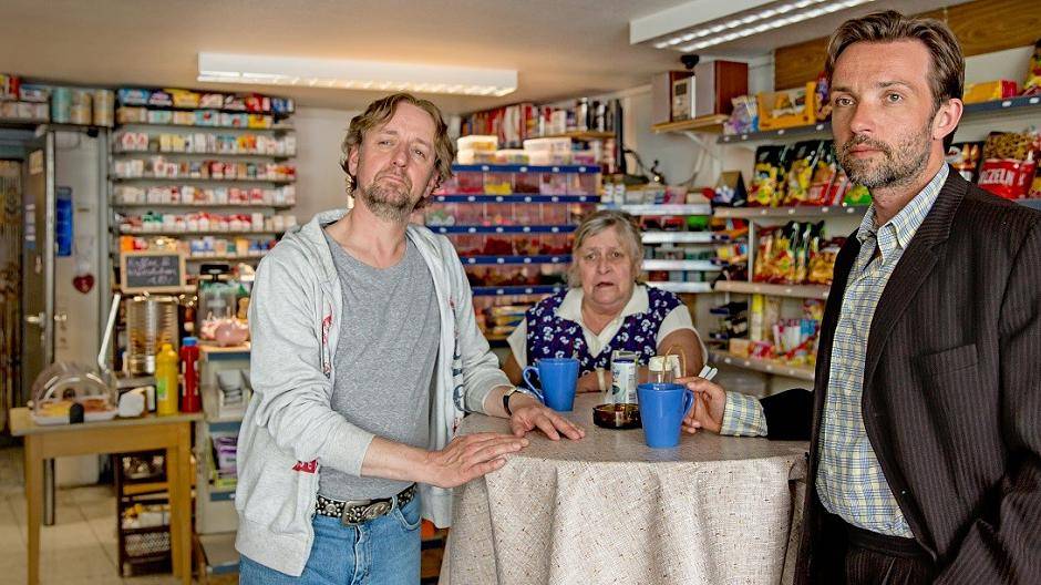  „Sommerfest“ von Sönke Wortmann eröffnet am 12. Juli das diesjährige Sommerkino. Ein Film mit Liebe zum Detail: Auf den Zigarettenschachteln im Hintergrund sind keine Ekelbildchen. 