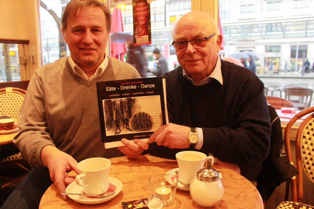  Auf eine Tasse Kaffee: Stilecht in einer Krefelder Gaststätte stellten Andreas Storz (l.) und Helmuth Bayen ihren Bildband über Gastronomie und Kochrezepte im historischen Krefeld vor. 