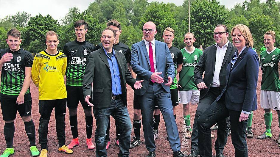  Der erste Vorsitzende der Turnerschaft Rahm 06 Bernd Piplack begrüßte Sören Link, Thomas Mahlberg und Bärbel Bas (vl) zum Jubiläum. 