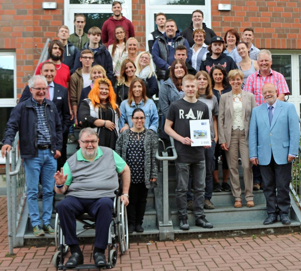  Stolze Schüler, zufriedene Lehrer und Förderer bei der Zeugnisübergabe. 
