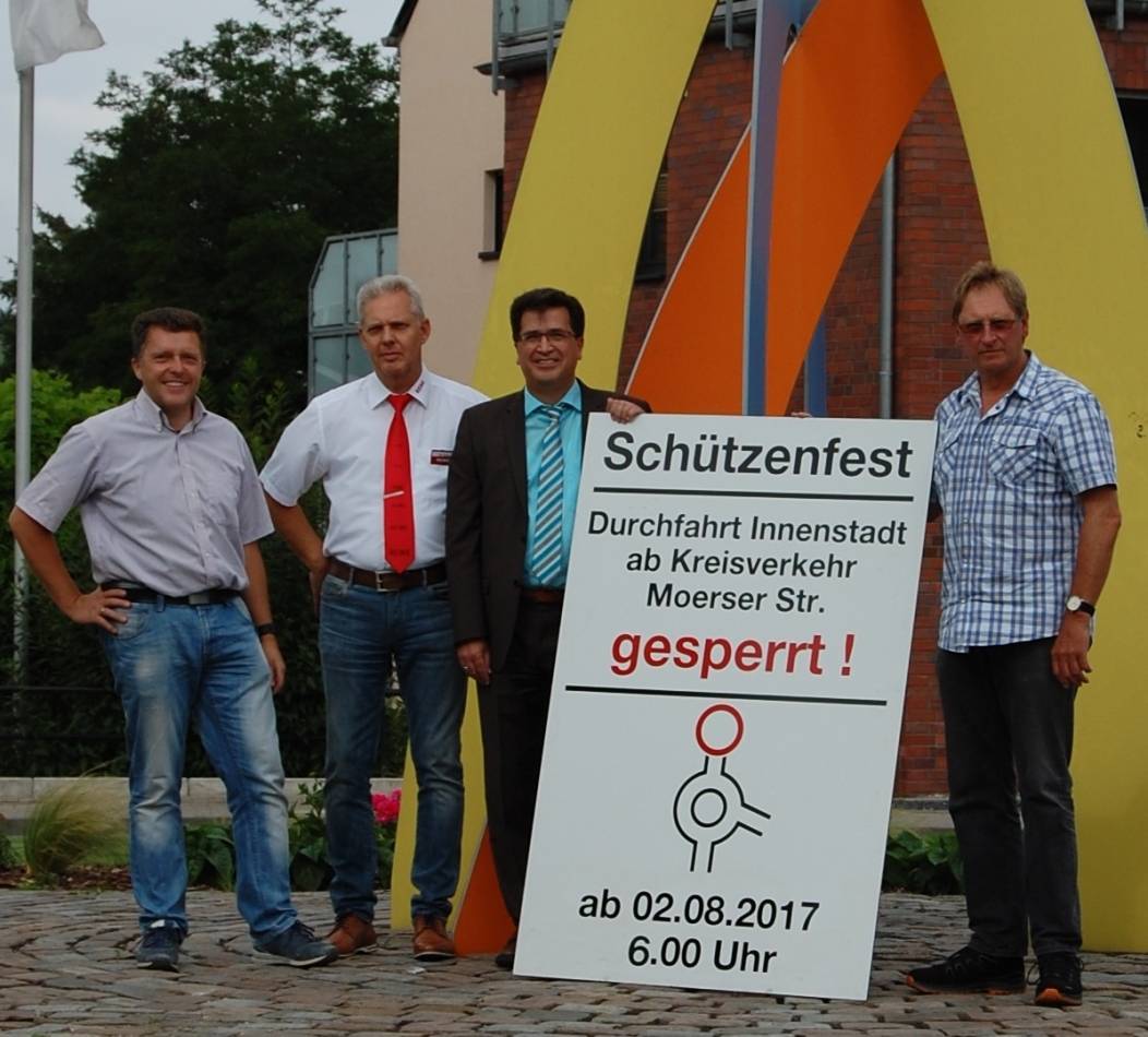 Bürgermeister Frank Tatzel (2.v.r.), Markus Geßmann (Vertreter der St. Sebastianus/St. Georgius Schützenbruderschaft), Ulrich Meyer (Rewe) und Bernd Passen (Blumen und Pflanzenwelt Passen) zeigen an, wo die Innenstadt ab morgen gesperrt ist.