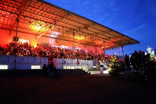 23. Dezember: Gemeinsames Weihnachtssingen auf der Rennbahn
