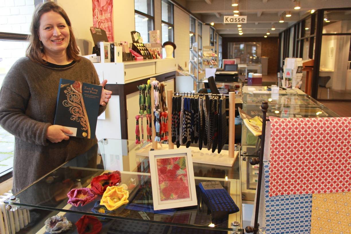 Adventsaktion: Direktorin Dr. Annette Schieck legt im Museumsshop jeden Tag (außer montags) ein anderes Buch aus der Mode- und Textilwelt heraus, das meist für nur einen Euro erhältlich ist. Die Aktion ist als Adventskalender im übertragenen Sinne gemeint.