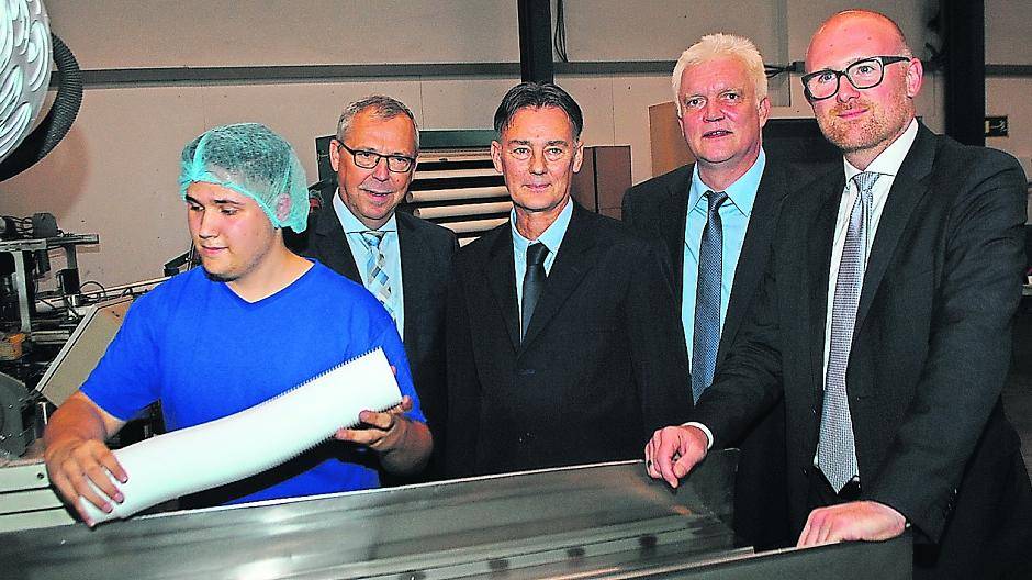 Duisburgs Oberbürgermeister Sören Link (1.v.r.) im Wirtschaftsdialog bei der Born Kunststoffverarbeitung GmbH — hier mit Vincent Klemenz, Ralf Meurer, Matthias Dehen und Volker Born (v.l.n.r.). Foto: