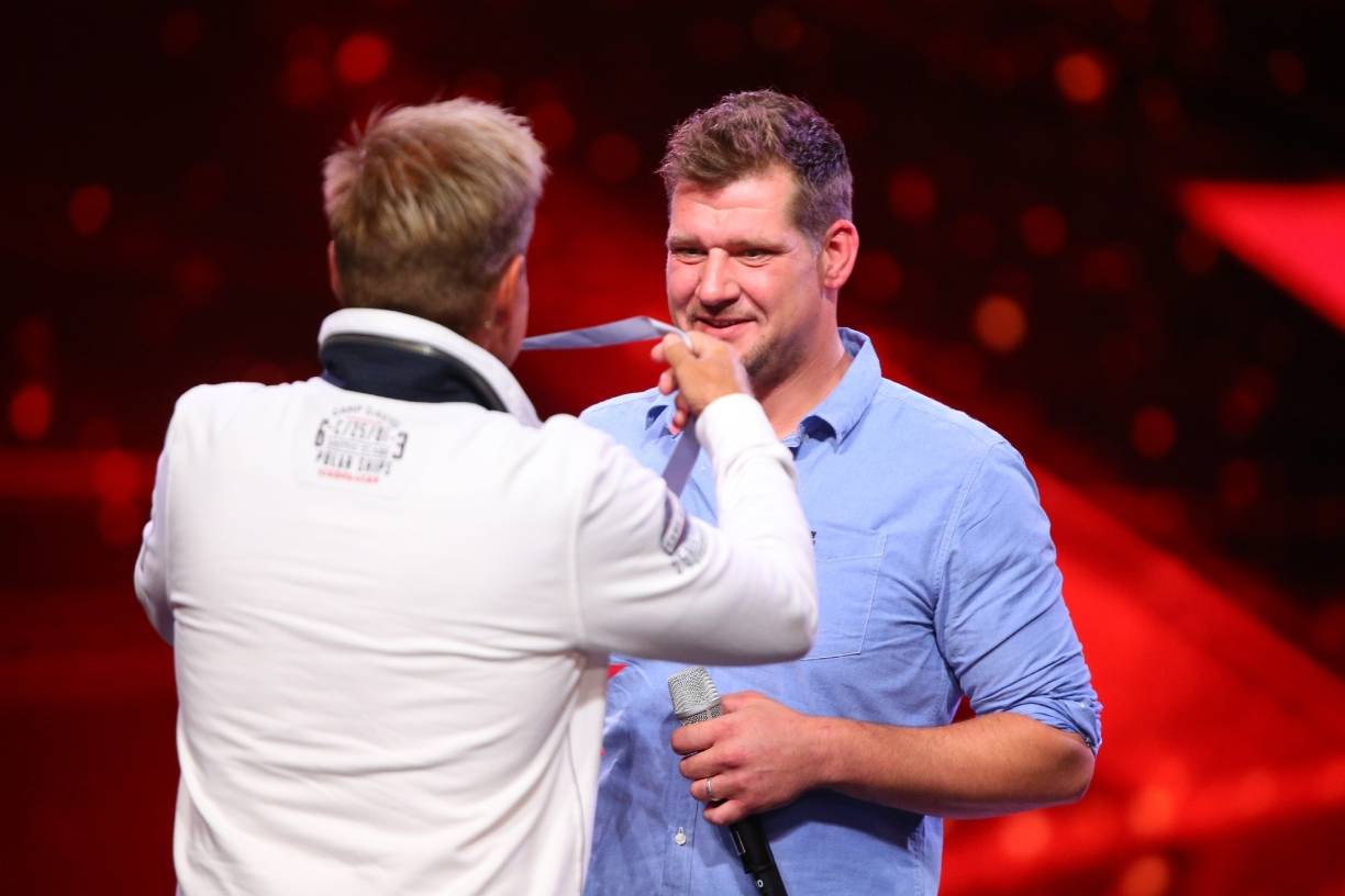  Geschafft! Marvin Steven Friedl bekommt seinen Stern von Dieter Bohlen. Das Jurymitglied ist einer der Hauptgründe, warum Marvin zu „Das Supertalent“ ging: „Ich wollte unbedingt noch mal vor Bohlen singen!“ 