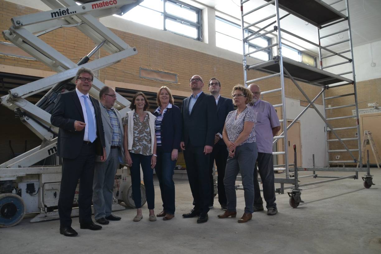 Bei der Besichtigung der Sanierungsarbeiten (vl): Christoph Weber (Tech. Betriebsleiter IMD), Jürgen Konkol (Bezirksmanager), Iris Seligmann-Pfennings (CDU Ratsfrau, Ortsvorsitzende Rumeln-Kaldenhausen), Bärberl Bas (MdB), Sören Link (Oberbürgermeister), Thomas Schlenke (Stellv. Bereichsleiter IMD), Andrea Martini-Heckhoff (Schuleiterin) und Reiner Friedrich (SPD Ratsherr, Bezirksverband Rheinhausen/Ru-Ka).