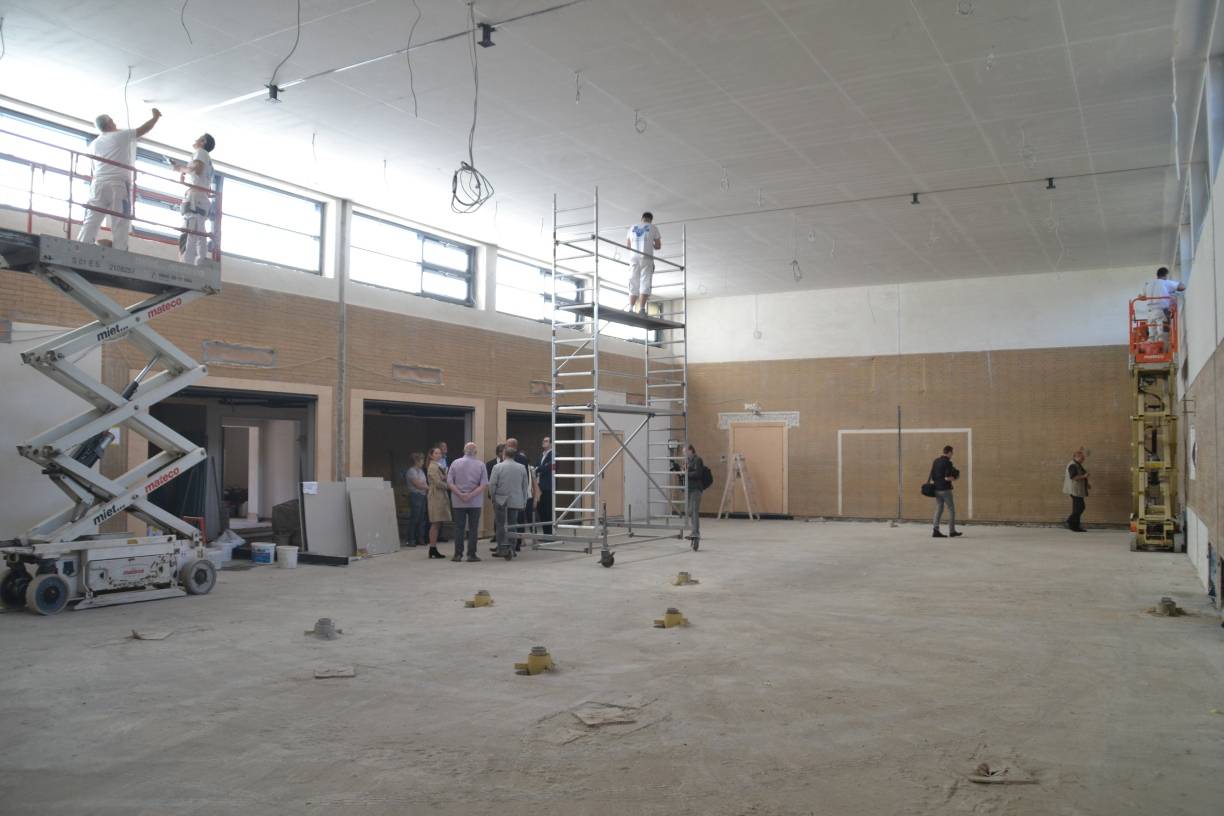 Die Sanierungsarbeiten an der Turnhalle sind in vollem Gange. Decken und Böden werden ebenfalls neu gemacht.