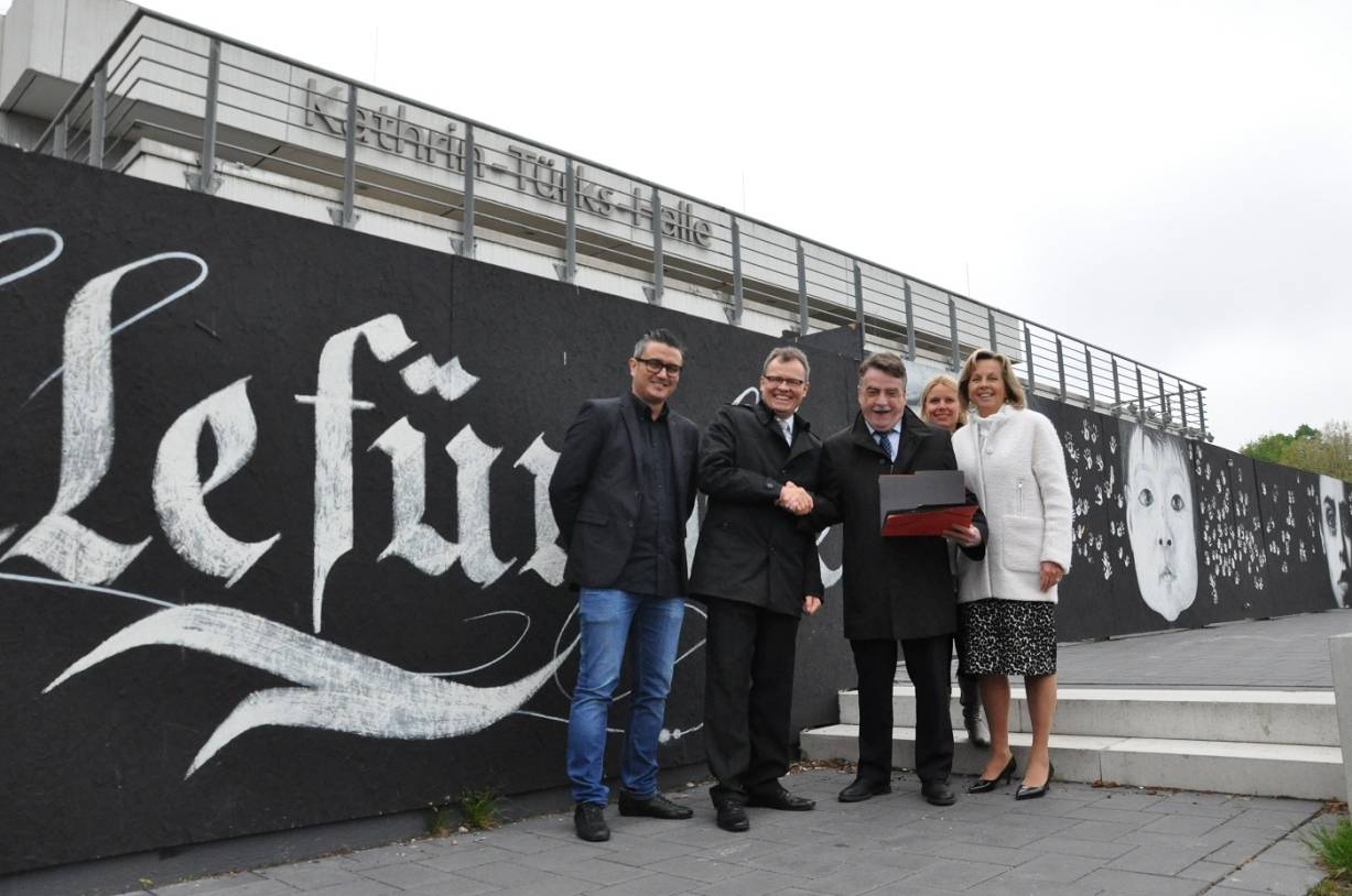 Jens Kim, Dr. Michael Heidinger, Michael Groscheck, Magdalena Pötschke und Christa Jahnke-Horstmann (von links) freuen sich, dass das Fördergeld für den Begegnungsraum der Kathrin-Türks-Halle bewilligt worden ist.