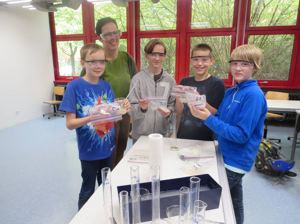 Schüler mit Lehrerin: Begeistert von der Chemie.