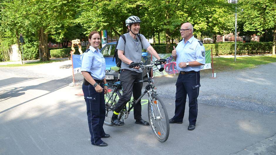 Frank Beise (Mitte) bekam von Kerstin Kühnau und Rolf Holz ein Lob: Er war einer der...