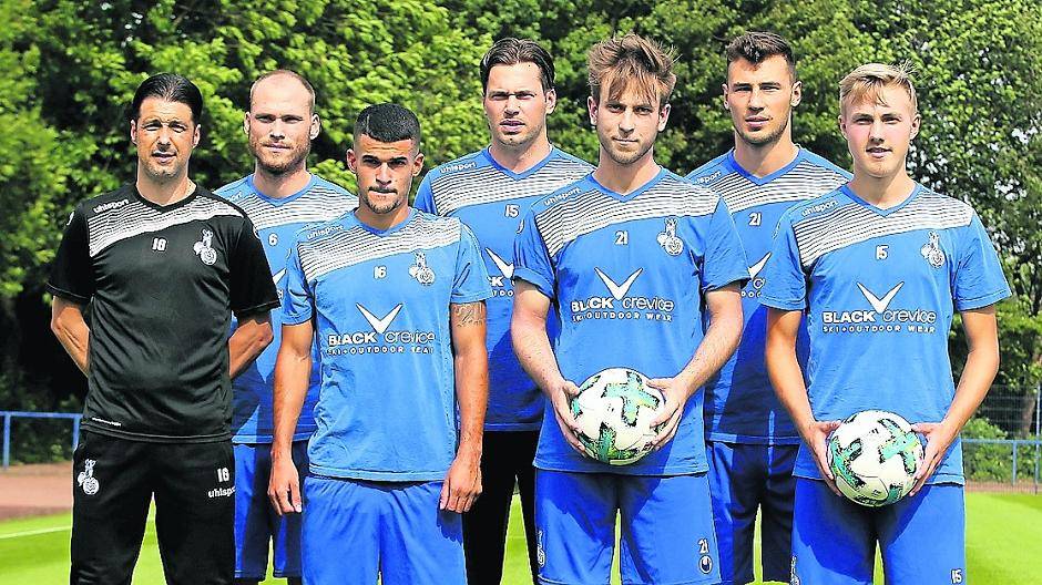  Die Neuzugänge des MSV Duisburg mit Trainer Ilia Gruev: Gerrit Nauber, Cauly Souza, Daniel Davari, Marius Krüger, Lukas Fröde und Lukas Daschner (von links). 