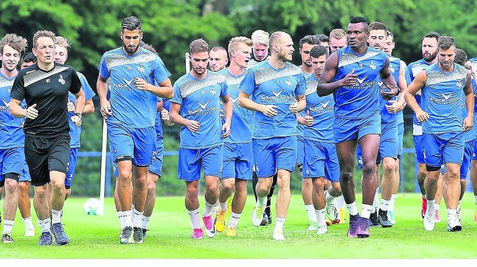  Das ist er, der vorläufige MSV-Kader. Nicht mit dabei waren am Donnerstag Thomas Bröker und Pascal Kubina. Fotos(2): Nagraszus  