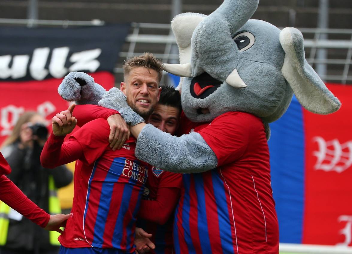 Blau-Rote Herbstmeisterschaft winkt