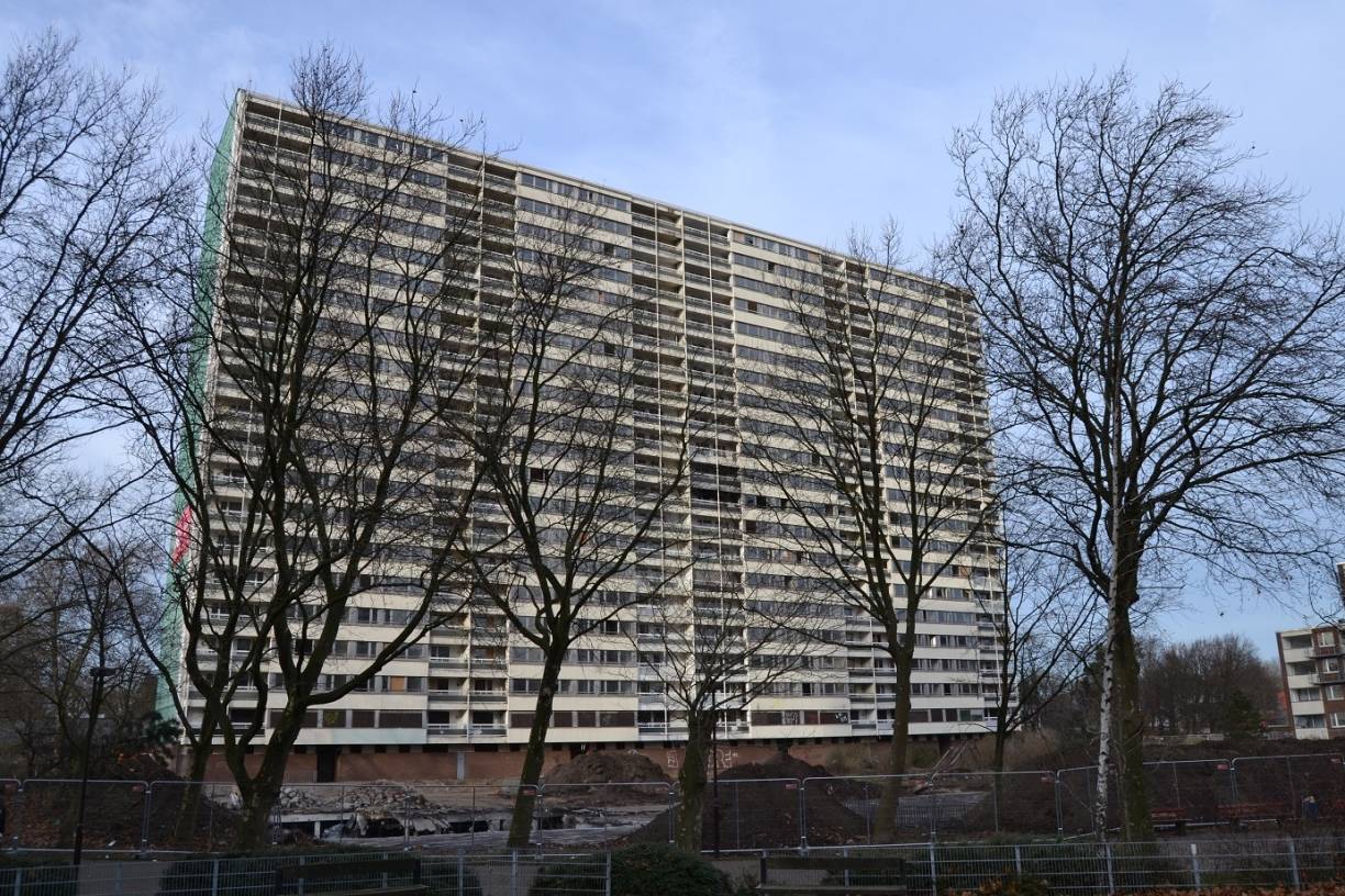 Der " Weiße Riese", Ottostraße 58-64, sollte eigentlich in Kürze gesprengt werden. Doch dann wurde Asbest gefunden, der jetzt erst einmal vollständig entfernt und entsorgt werden muss.