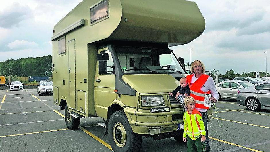 Uwe Papenroth mit Luca und Felix vor seinem Expeditionsmobil.