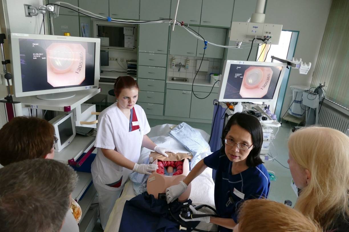  Das Magen-Darm-Zentrum Rheinhausen ist ein interdisziplinär, spezialisiertes Zentrum im Johanniter-Krankenhaus Rheinhausen und blickt in diesem Jahr auf ein zehnjähriges Bestehen zurück. Aktuell durften Besucher hinter die Kulissen schauen. Im Bild vorne rechts Oberärztin Dr. Tuong Loan Nguyen mit Endoskopieassistentin Saskia Geldmacher bei einer nachgestellten Darmspiegelung an einem Dummy. 