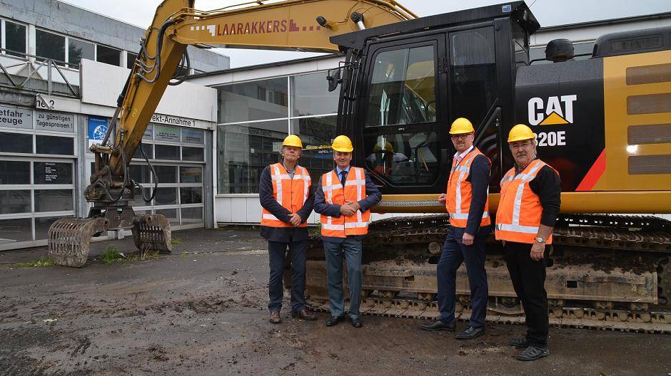  Architekt Louis de Jager, Top-Box-Geschäftsführer Dmitri Logvinenko, Oberbürgermeister Sören Link und Bürgermeister Manfred Osenger (v.l.) vorm symbolischen Start der Abbrucharbeiten. 
