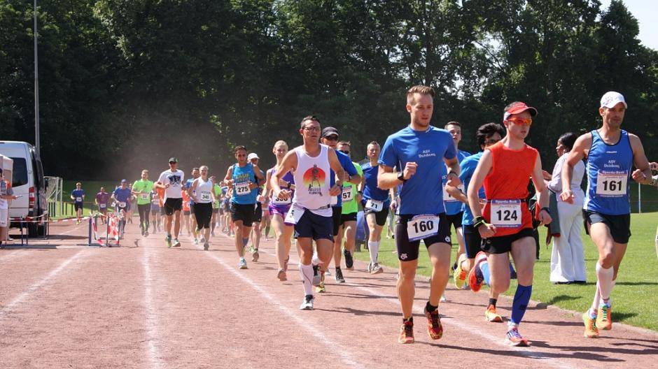  Gestartet wird wie gewohnt auf der Laufbahn der Platzanlage des OSC Rheinhausen an der Gartenstraße. Das Ziel wurde in diesem Jahr allerdings verlegt. Foto; Archiv 