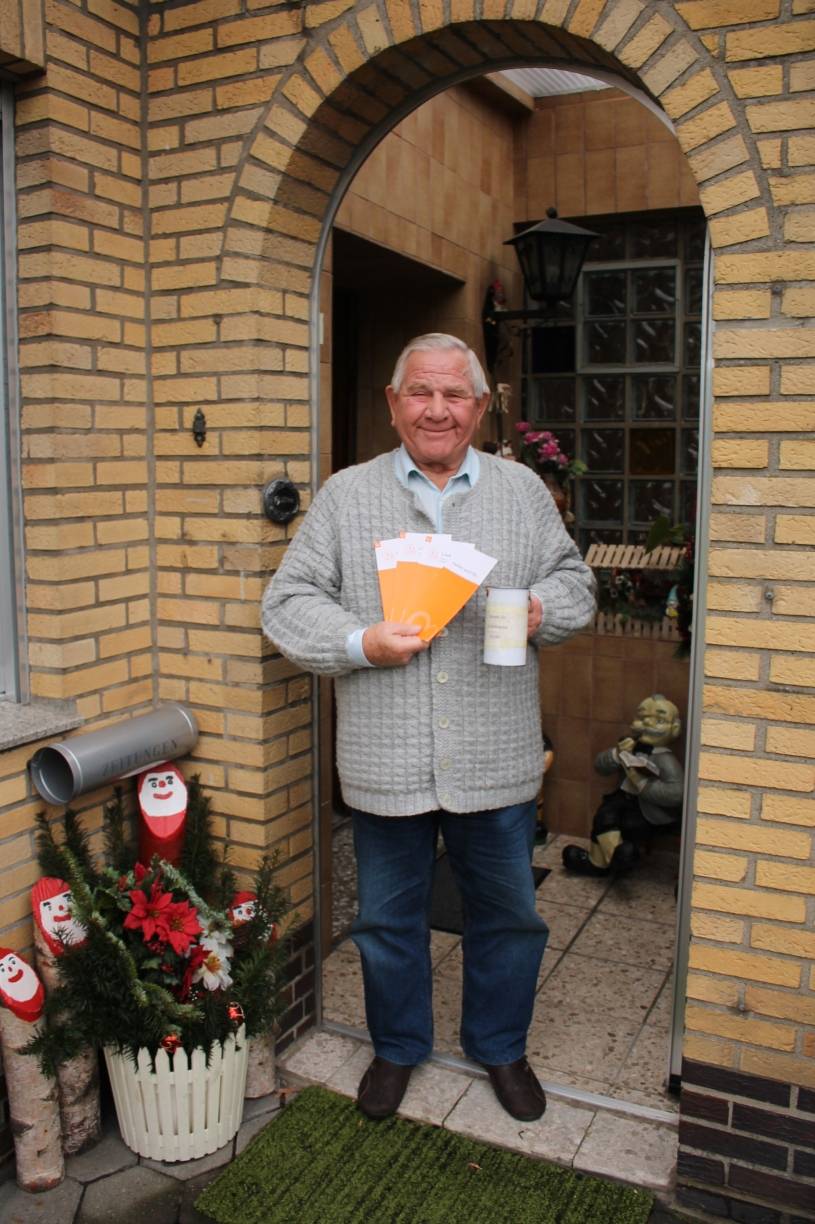 Jakob Elsen mit seiner Sammelbüchse und der Broschüre des Vereins „Löwenkinder“, die er bei seinen Sammelaktionen immer dabei hat.