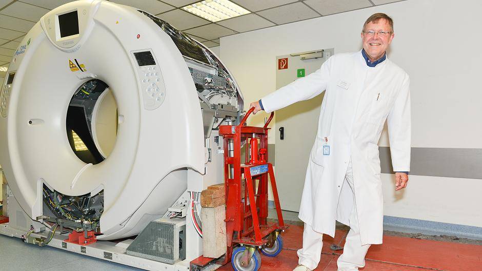 Keine Sorge, den 320-Zeilen-Computertomographen nimmt Dr. Hans Bender, Chefarzt der Radiologie und Nuklearmedizin, nicht mit in den Ruhestand.