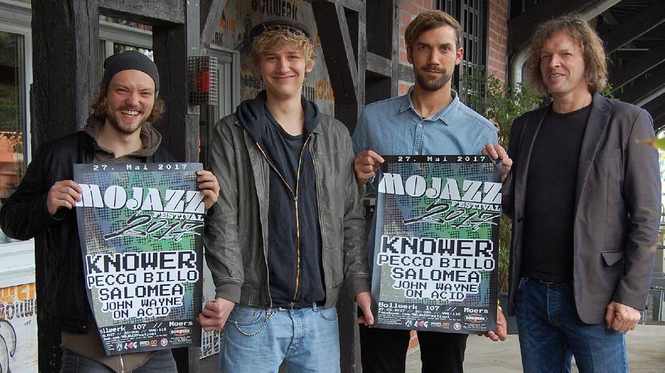 Jens Lammert und Felix Hecker (MOJAZZ-Festival ) präsentieren gemeinsam mit Gregor Polzin vom Bollwerk 107 und Tim Isfort, künstlerischer Leiter des moers festivals, die Festivalplakate.