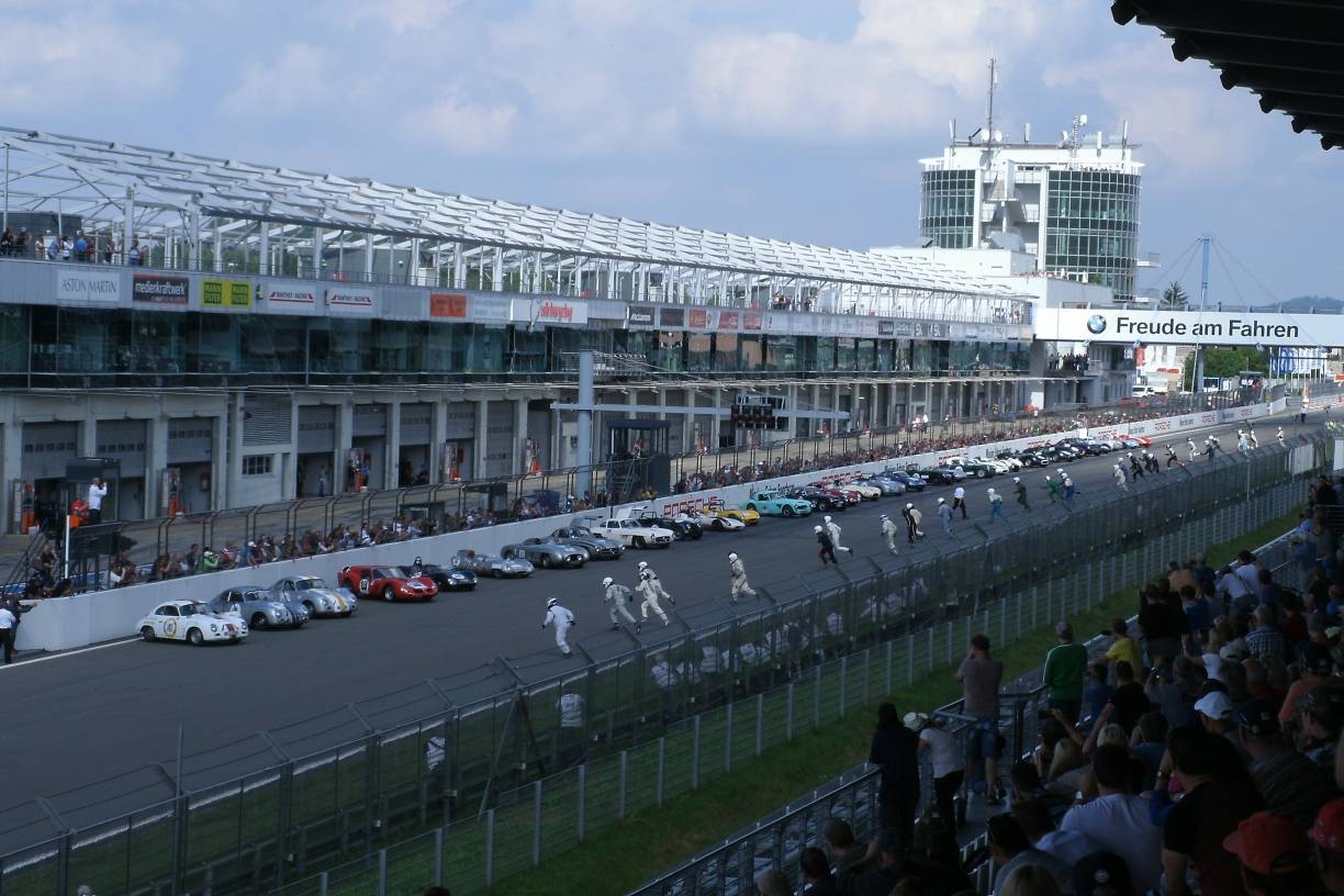  Am Samstagabend wird es beim 45. AvD Oldtimer-Grand-Prix am Nürburgring wieder einen „Le Mans“-Start geben. 