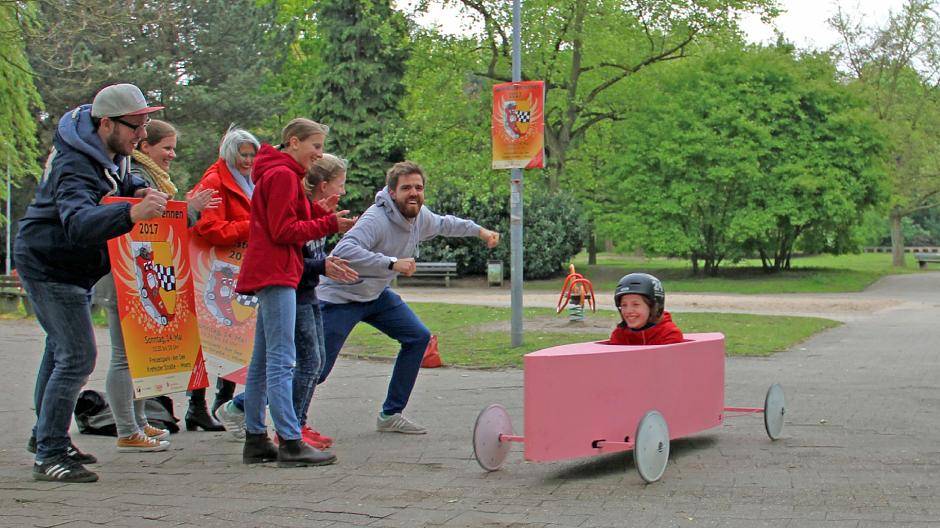  Schülerinnen von Lars Heining vom Gymnasium Adolfinum (1.v.r.) haben die Strecke getestet. Lautstarke Unterstützer waren Mark Bochnig-Mathieu, Lena Brandau vom Kinder- und Jugendbüro und Monika Pogacic vom Hauptsponsor Sparkasse am Niederrhein (v.l.). 