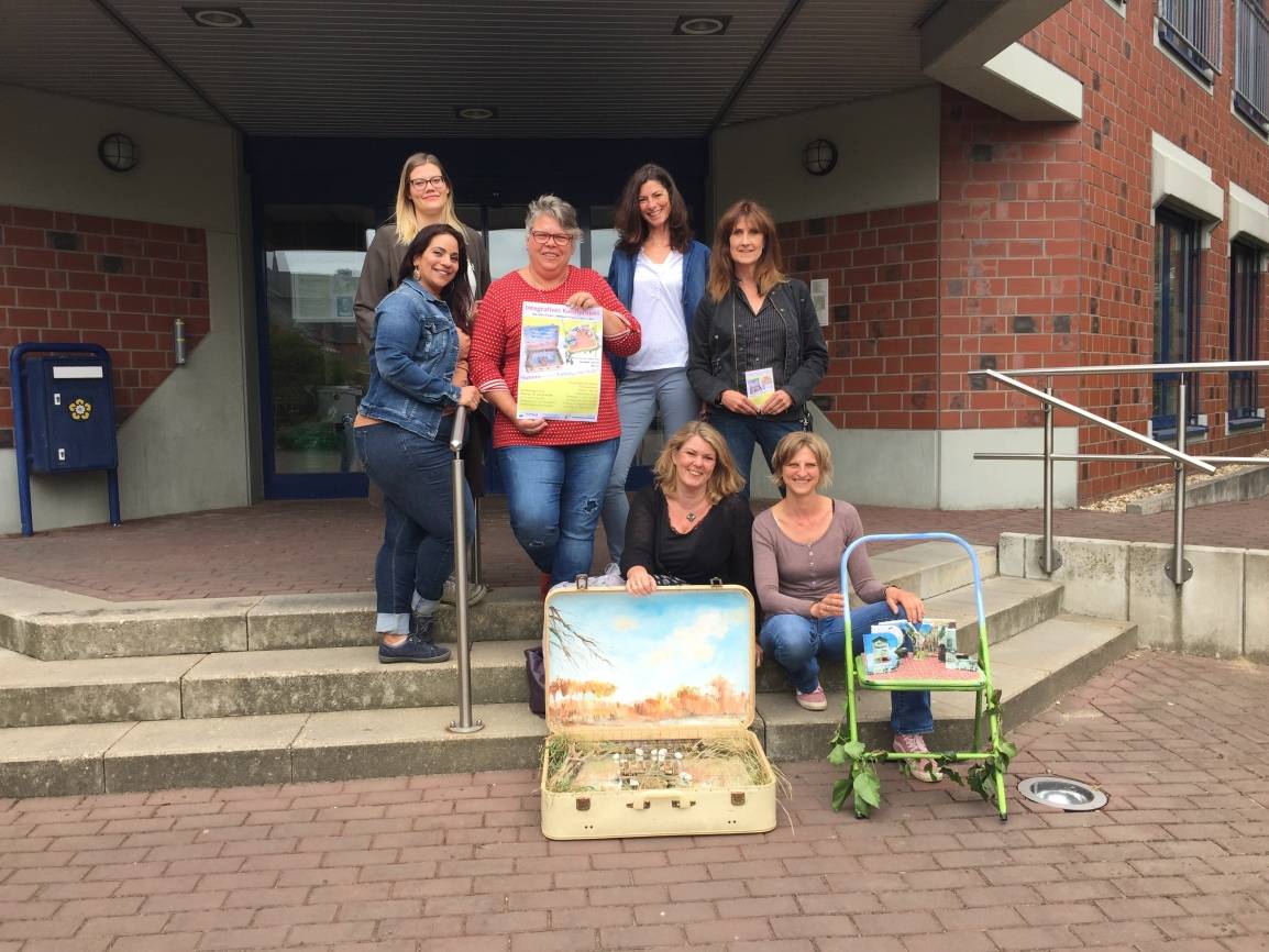 Die Künstlerinnen Beate Krempe (h. Koffer) und Anne Fiedler (h. Stuhl) haben bereits ihr „Stückchen Heimat“ gebastelt.