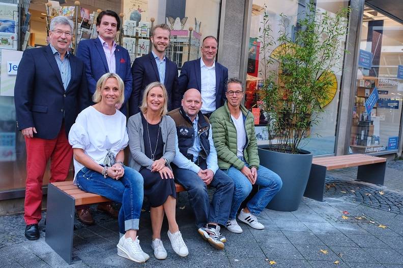  Für eine schöne Innenstadt: Es freuen sich Initiatoren und einige Sponsoren der Verweilinseln: v.l. nach rechts Michael Esser, Reisebüro Esser, Dominic Vester, Vester Immobilien, Christoph Wessel, Centermanager des Schwanenmarktes und Sponsor der „Verweilinseln“ vor Thalia, Christoph Borgmann, Vorsitzender der ISG „Lebendige Innenstadt“, Stadtgestalter Markus Bernthaler, Sandra Lemke, Lechner &amp; Hayn, Citymanagerin Dr. Christiane Gabbert, sowie Tim Peerenboom, Stadtmarkt e.V.  