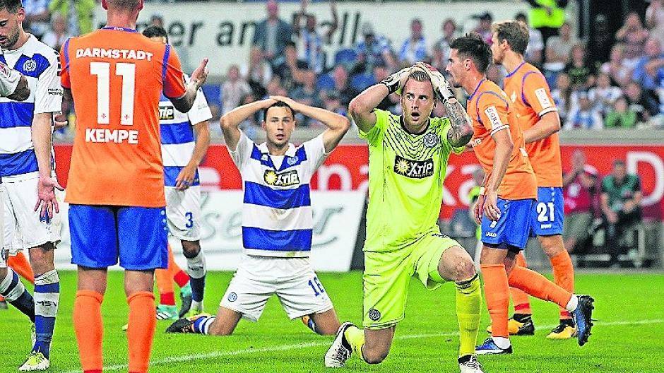  Letzte Chance vorbei: Torwart Mark Flekken köpft den letzten Ball des Spiels übers Tor. 