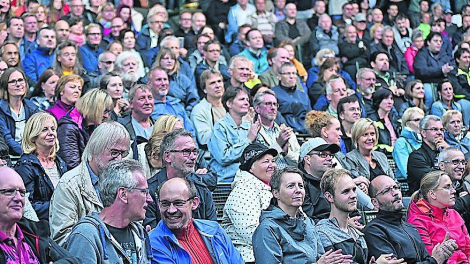 Allerbeste Laune beim Publikum von Stoppok - das in sehr entspannter Atmosphäre vom Altmeister mit der Gitarre serviert bekam. Foto: Felix Engel