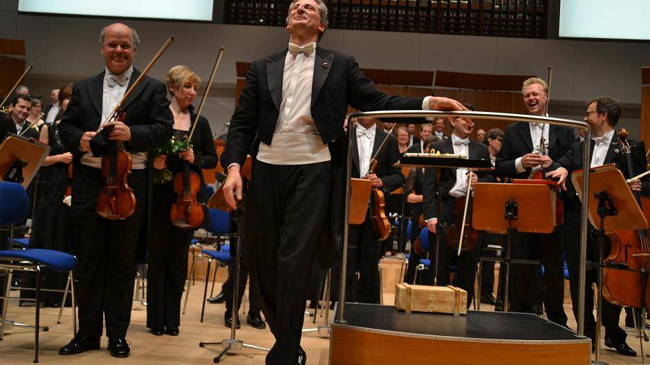 Unter donnerndem Applaus und stehenden Ovationen verlässt Giordano Bellincampi das Dirigentenpult.