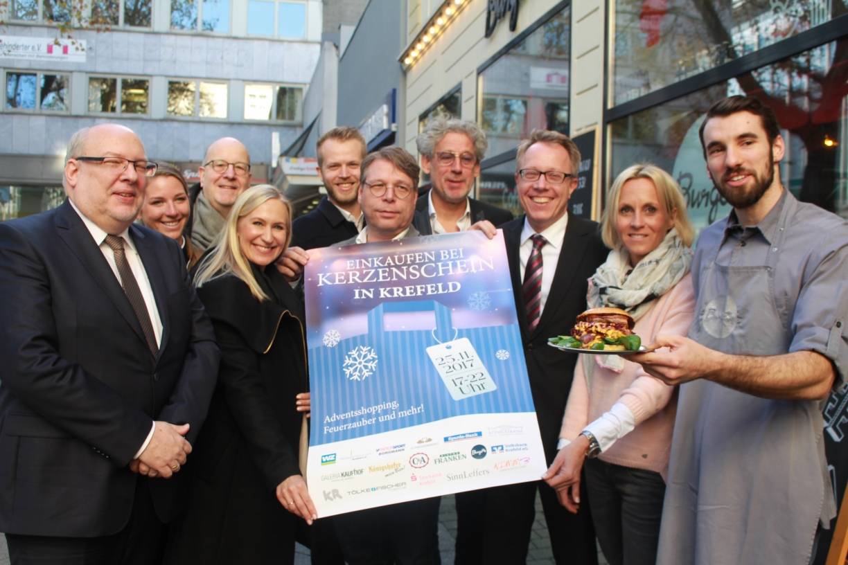 Einkauf bei Kerzenschein